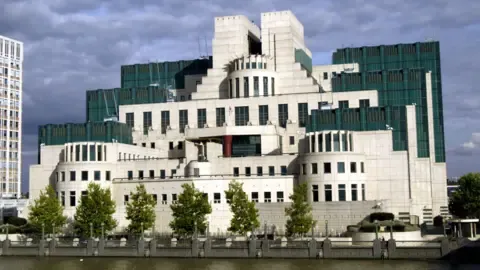 MI6 Launches Encrypted Portal to Attract Agents in Russia